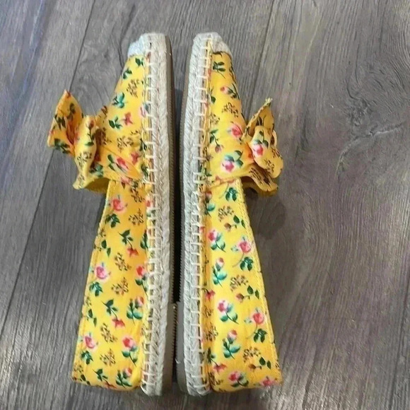 Bandolino Espadrille Shoes Yellow Floral Woman’s Size 8.5- In NWOT condition - Picture 3 of 7